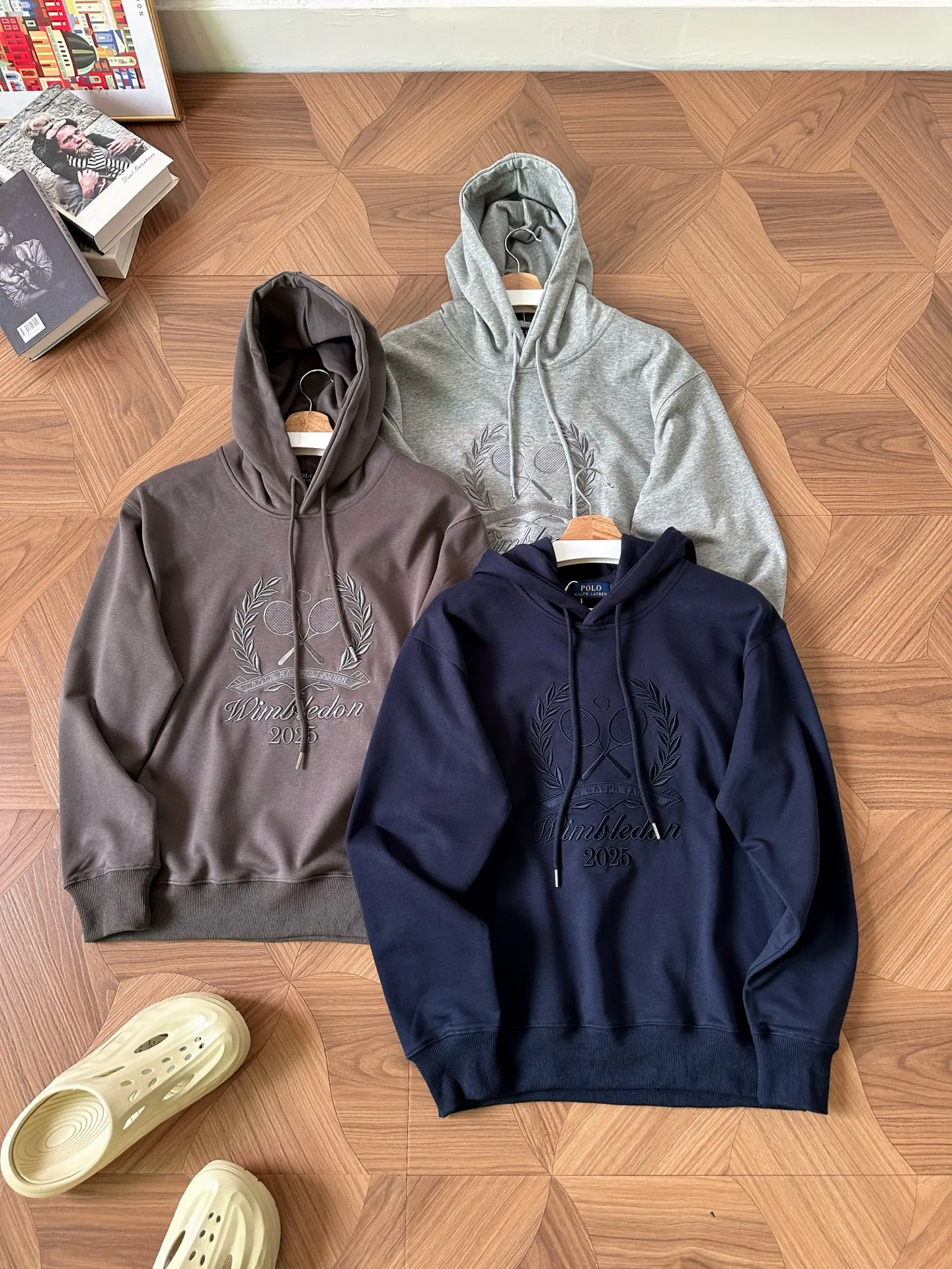 P230 Style No.: RL022] RalphLauren/Ralph Lauren 2025 new large-scale embroidered hooded sweatshirt for autumn and winter. Ralph Lauren's age-reducing item. The coat fabric is made of 60% cotton➕40% polyester. It not only retains the softness, comfort and breathability of cotton, but also adds the wear resistance and wrinkle resistance of polyester fiber, making the clothes more durable and easy to care for. Even in slightly cooler weather, you won't feel stuffy when wearing it. This kind of fabric has a natural crisp feel and is not easy to pill or deform. Hooded design effectively improves thermal insulation performance. The embroidery on the chest and the fabric are of the same color. The colors are full, three-dimensional and lifelike, adding a bit of liveliness and interest to the whole sweatshirt. There is no pressure to dress, regardless of age or gender. Complete accessories! Color: navy, black, floral gray Size: S-xL S shoulder width 53 bust 110 length 67 sleeve length 58 M shoulder width 54 bust 114 length 69 sleeve length 59 L shoulder width 55 bust 118 length 71 sleeve length 60 xL shoulder width 56 bust 122 length 73 sleeve length 61